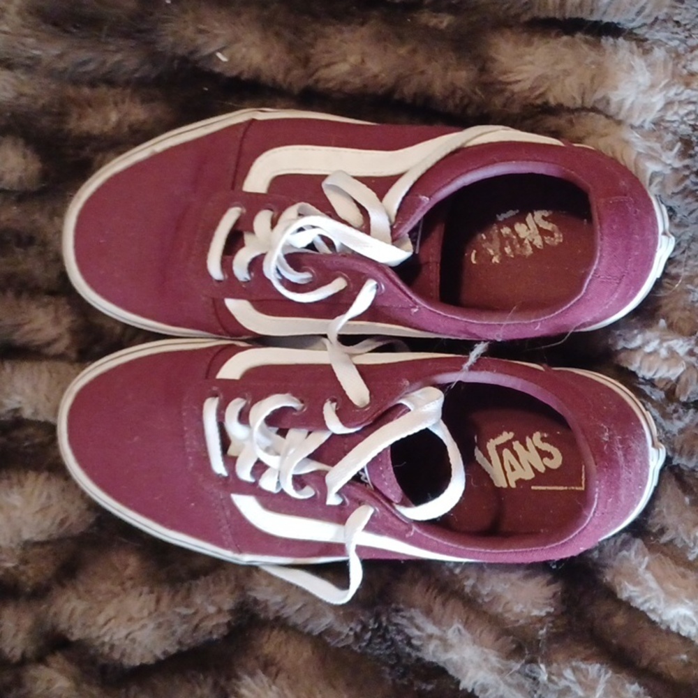 Vans old skool maroon/burgandy sneakers. In good condition. Womens size 9 No box